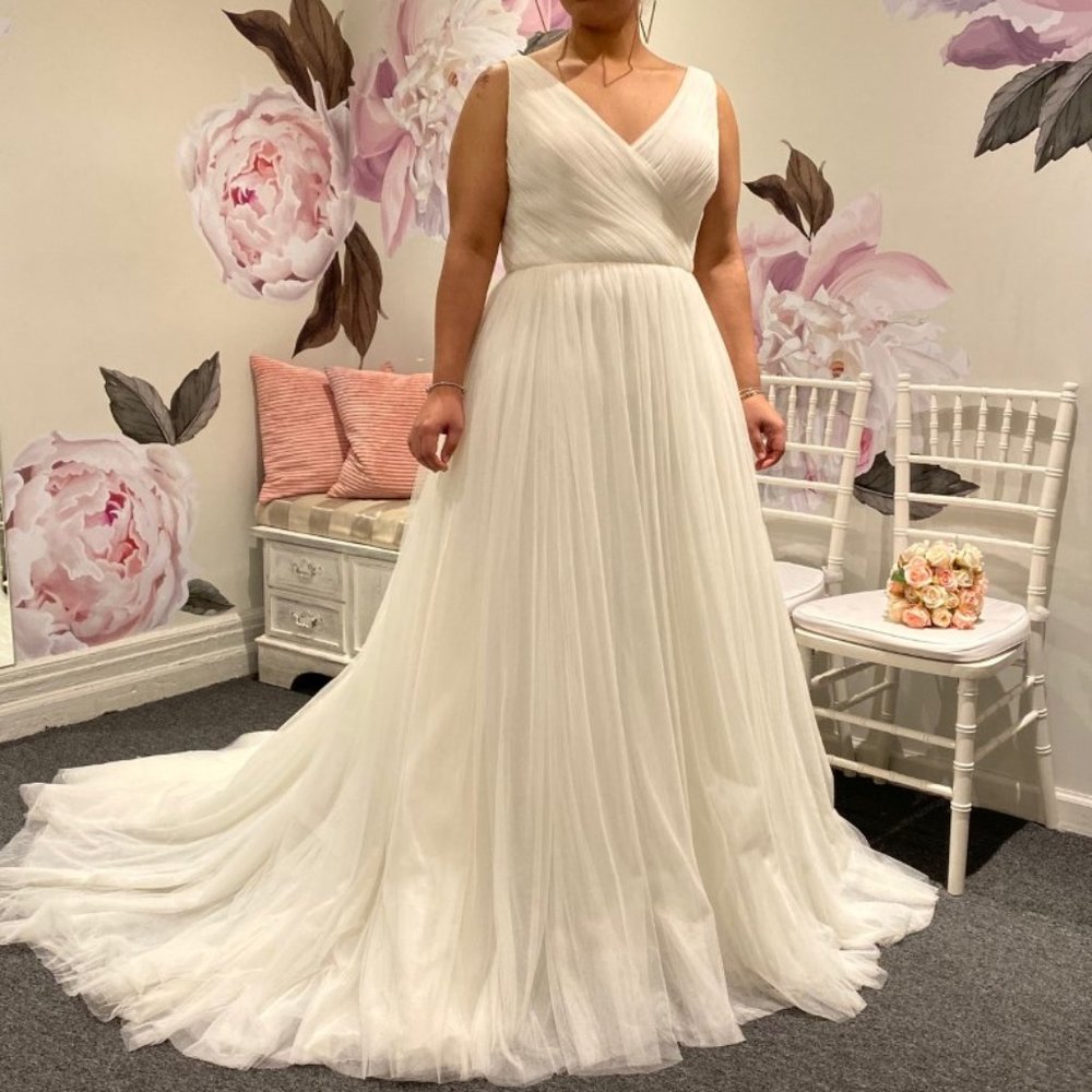 PLUS SIZE PRONOVIAS WEDDING GOWN!
